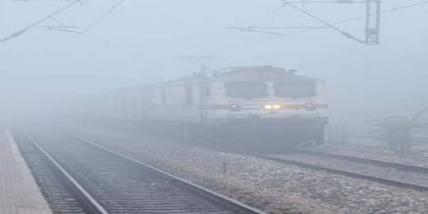 ঘন কুয়াশায় ব্যাহত রেল পরিষেবা, ভোগান্তিতে যাত্রীরা