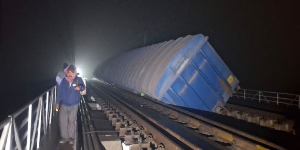 সিমুলতলা স্টেশনের কাছে লাইনচ্যুত মালবাহী ট্রেন