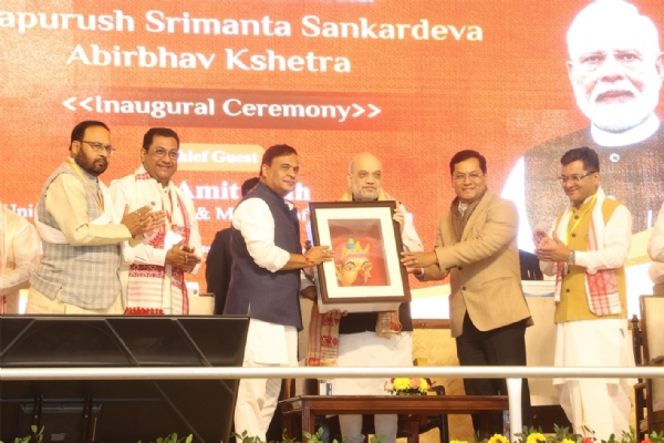 স্বরাষ্ট্রমন্ত্রী অমিত শাহকে উপহার