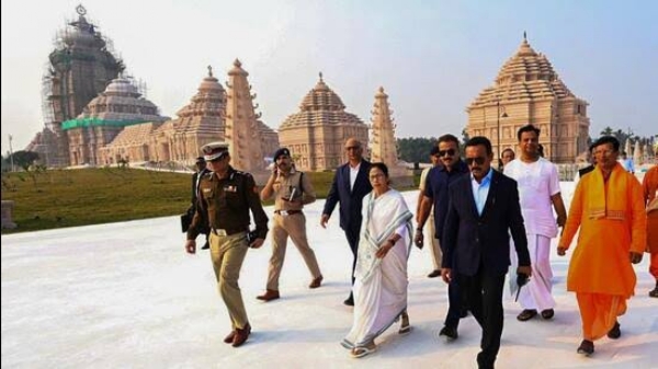 পশ্চিমবঙ্গের দীঘায় নবনির্মিত জগন্নাথ মন্দির পরিদর্শনের সময় মুখ্যমন্ত্রী মমতা বন্দ্যোপাধ্যায়।