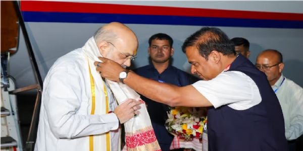 গুয়াহাটি পৌঁছলেন স্বরাষ্ট্রমন্ত্রী অমিত শাহ, যাত্রা বটদ্রবার উদ্দেশে
