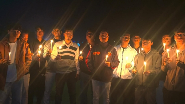 মোমবাতি জ্বালিয়ে মিছিল