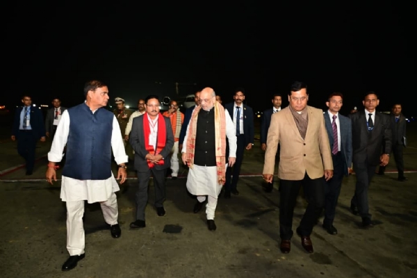 দিল্লির উদ্দেশে যাত্রাকালে গুয়াহাটি বিমানবন্দরে অমিত শাহ দিল্লির উদ্দেশে যাত্রাকালে গুয়াহাটি বিমানবন্দরে অমিত শাহ