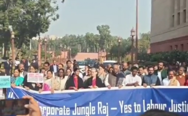 শ্রম আইনের বিরোধিতায় সংসদ চত্বরে ধর্না বিরোধীদের শ্রম আইনের বিরোধিতায় সংসদ চত্বরে ধর্না বিরোধীদের