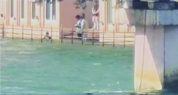 গঙ্গায়  বিলীন হয়ে গেল অভিনেতা ধর্মেন্দ্রর চিতাভস্ম