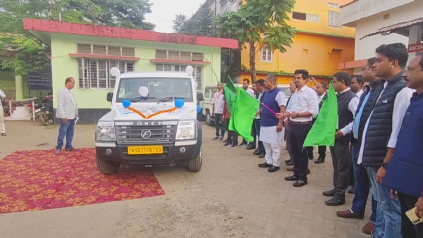 পতাকা নেড়ে অ্যাম্বুলেন্সের যাত্রা শুরু করছেন মন্ত্রী কৃষ্ণেন্দু পাল