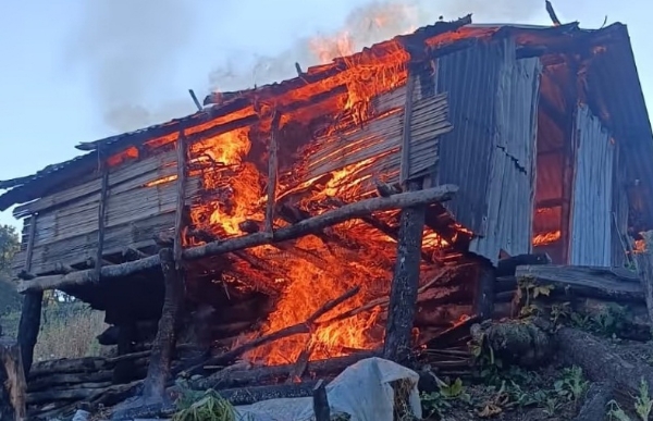 অস্থায়ী ঘর ধ্বংস করেছে অস্থায়ী ঘর ধ্বংস করেছে