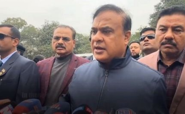 সাংবাদিকদের সঙ্গে কথা বলছেন অসমের মুখ্যমন্ত্রী ড. হিমন্তবিশ্ব শর্মা