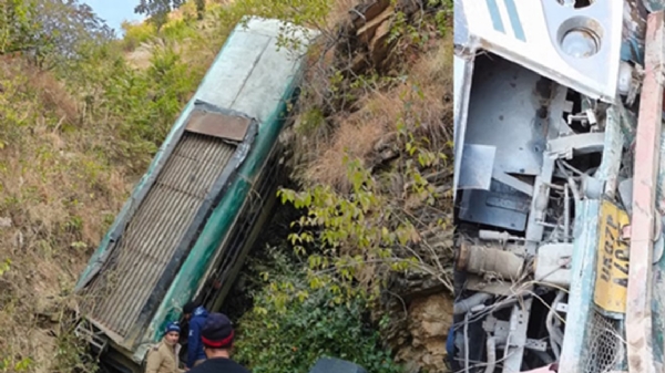 আলমোড়ায় খাদে পড়লো বাস, সাত জনের মৃত্যু আলমোড়ায় খাদে পড়লো বাস, সাত জনের মৃত্যু