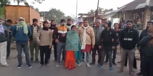 যাত্রাপুরে কলেজছাত্রী অপহরণ ঘিরে পথ অবরোধ, এলাকাজুড়ে উত্তেজনা