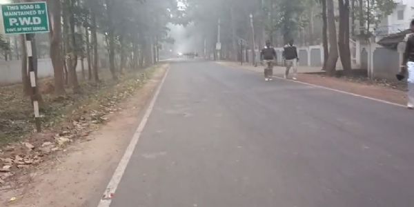 শীতের দাপট ও ঘন কুয়াশায় কাঁপছে জঙ্গলমহল, পর্যটকদের ভিড় ঝাড়গ্রামে