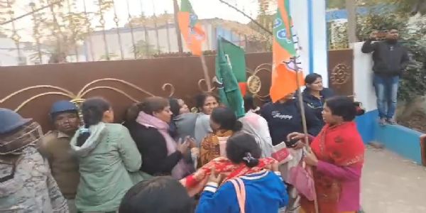 তৃণমূল নেতাকে গ্রেফতারের দাবিতে ডেবরা থানার সামনে বিজেপির অবস্থান বিক্ষোভ