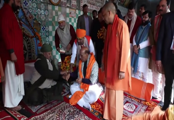 অযোধ্যায় প্রতিরক্ষা মন্ত্রী রাজনাথ সিং, দর্শন করলেন হনুমানগড়ি