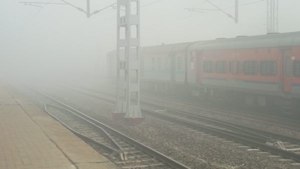 ঘন কুয়াশার প্রভাবে একাধিক ট্রেন বিলম্বিত, এক মাসের জন্য বাতিল জৌনপুর–গাজিপুর প্যাসেঞ্জার ট্রেন