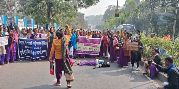 বেতন বৃদ্ধি ও সরকারি স্বীকৃতির দাবিতে দুর্গাপুরে পুরসভার আশাকর্মীদের অবরোধ
