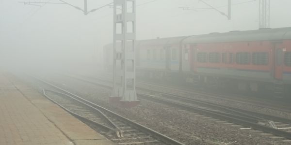 ঘন কুয়াশার জেরে একাধিক ট্রেন বিলম্বিত, এক মাসের জন্য বাতিল জৌনপুর–গাজিপুর প্যাসেঞ্জার