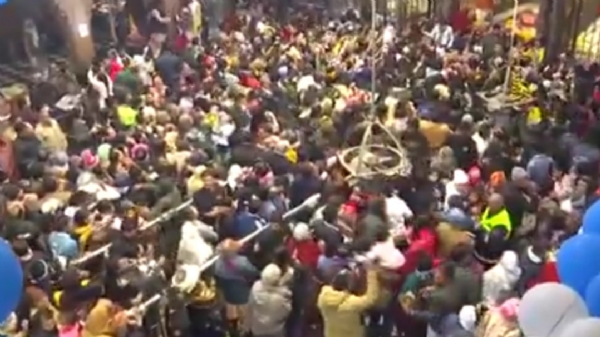 বর্ষশেষে ভক্তদের ভিড় বাঁকে বিহারী মন্দিরে