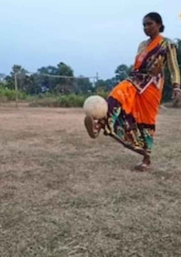 আদিবাসী মেয়েদের ফুটবল খেলায় সফল করতে উদ্যোগী গৃহবধু ভারতী আদিবাসী মেয়েদের ফুটবল খেলায় সফল করতে উদ্যোগী গৃহবধু ভারতী