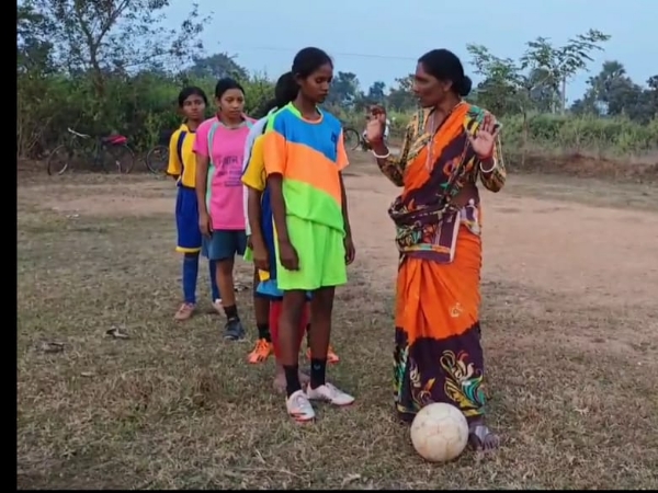 আদিবাসী মেয়েদের ফুটবল খেলায় সফল করতে উদ্যোগী গৃহবধু ভারতী আদিবাসী মেয়েদের ফুটবল খেলায় সফল করতে উদ্যোগী গৃহবধু ভারতী