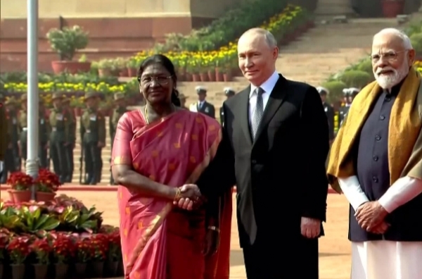 পুতিনকে রাষ্ট্রপতি ভবনে জমকালো স্বাগত, গার্ড অফ অনারে অভিবাদন