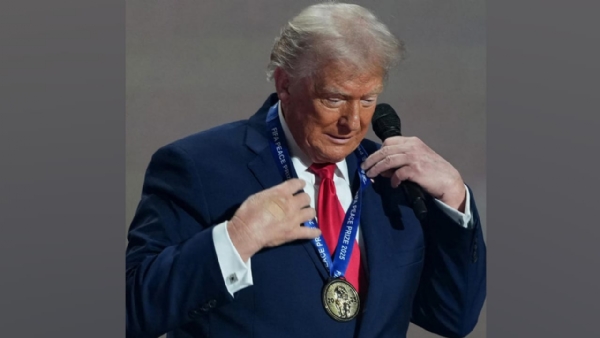 ফিফা শান্তি পুরস্কার পেলেন মার্কিন প্রেসিডেন্ট ডোনাল্ড ট্রাম্প ফিফা শান্তি পুরস্কার পেলেন মার্কিন প্রেসিডেন্ট ডোনাল্ড ট্রাম্প