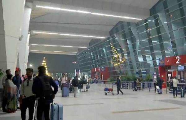 টানা ৪ দিন বিপর্যস্ত ইন্ডিগোর পরিষেবা, কেঁদে ভাসাচ্ছেন যাত্রীরা