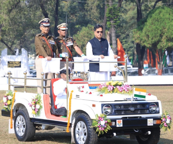 পেরেড পরিদর্শন করেন মুখ্যমন্ত্রী