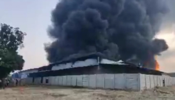 উত্তর প্রদেশের হারদোইয়ে কারখানায় ভয়াবহ আগুন, দমকলের চেষ্টায় আয়ত্তে উত্তর প্রদেশের হারদোইয়ে কারখানায় ভয়াবহ আগুন, দমকলের চেষ্টায় আয়ত্তে