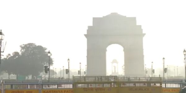 ধোঁয়াশায় মোড়া ইন্ডিয়া গেট, দূষণে জেরবার দিল্লি