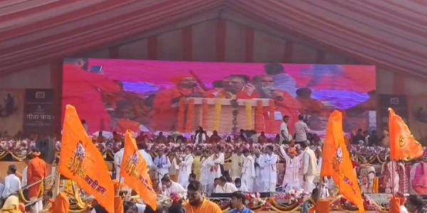 কলকাতার ব্রিগেড প্যারেড গ্রাউন্ডে ৫ লক্ষ কন্ঠে গীতা পাঠ, রাজ্যপাল বললেন ধর্মীয় অহংকার দূর করার সময় এসেছে