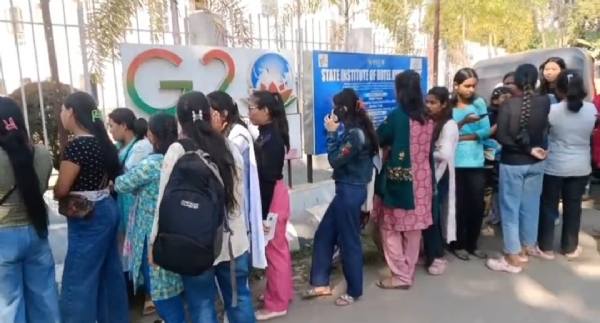 পাস সংগ্রহ করতে ভিড় পাস সংগ্রহ করতে ভিড়