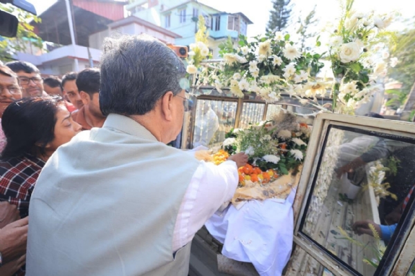 শেষ শ্রদ্ধা জানালেন মুখ্যমন্ত্রী শেষ শ্রদ্ধা জানালেন মুখ্যমন্ত্রী