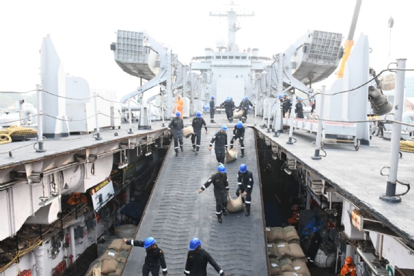 অপারেশন সাগর বন্ধু – শ্রীলঙ্কাকে ১ হাজার টন এইচএডিআর সামগ্রী পাঠাতে আরও চারটি যুদ্ধ জাহাজকে কাজে নামালো ভারতীয় নৌ-বাহিনী অপারেশন সাগর বন্ধু – শ্রীলঙ্কাকে ১ হাজার টন এইচএডিআর সামগ্রী পাঠাতে আরও চারটি যুদ্ধ জাহাজকে কাজে নামালো ভারতীয় নৌ-বাহিনী