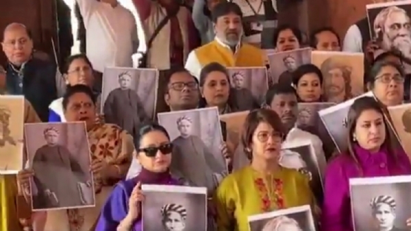 সংসদের বাইরে মনীষীদের ছবি হাতে বিক্ষোভ তৃণমূলের সংসদের বাইরে মনীষীদের ছবি হাতে বিক্ষোভ তৃণমূলের