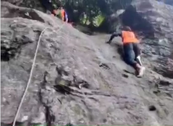 শীত পড়তেই শুশুনিয়ায় পর্যটকদের ভীড় শীত পড়তেই শুশুনিয়ায় পর্যটকদের ভীড়