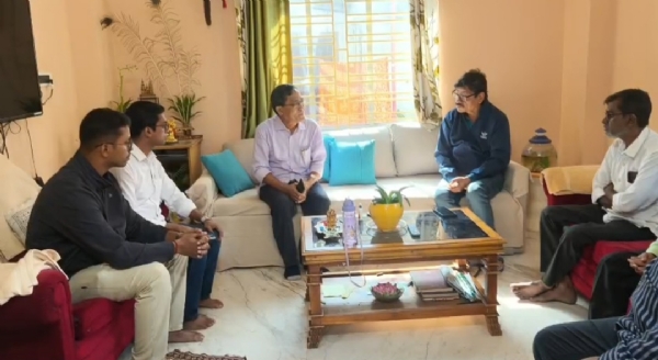 শোকসন্তপ্ত পরিবারের সাথে জীতেন্দ্র চৌধুরী শোকসন্তপ্ত পরিবারের সাথে জীতেন্দ্র চৌধুরী