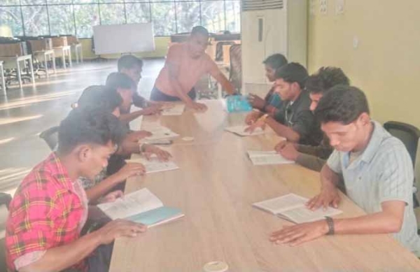 বিজাপুরে আত্মসমর্পিত নকশালদের লাইব্রেরি ভ্রমণ, পুনর্বাসনে প্রশাসনের নতুন পদক্ষেপ বিজাপুরে আত্মসমর্পিত নকশালদের লাইব্রেরি ভ্রমণ, পুনর্বাসনে প্রশাসনের নতুন পদক্ষেপ