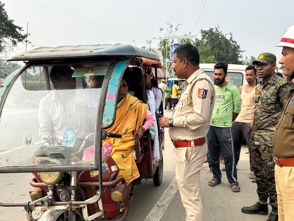 টোটোতে তোলা যাবে না অতিরিক্ত পড়ুয়া, চালকদের সতর্কতা ময়নাগুড়িতে