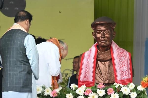 ‘বডোফা উপেন্দ্রনাথ ব্রহ্ম’-এর আবক্ষ মূৰ্তিতে শ্ৰদ্ধাঞ্জলি জানাচ্ছেন কেন্দ্রীয় স্বরাষ্ট্রমন্ত্রী অমিত শাহ