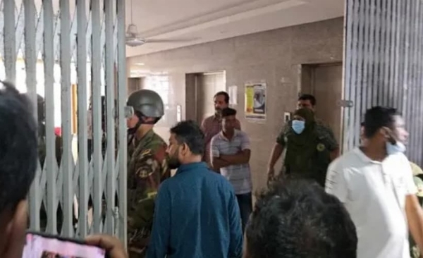 ছাত্র-জনতার হাতে অবরুদ্ধ শেখ হাসিনার স্বাস্থ্য উপদেষ্টার চিকিৎসক-মেয়ে