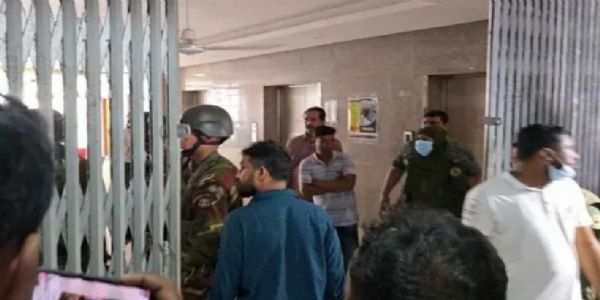 একদল ছাত্র-জনতার হাতে অবরুদ্ধ বাংলাদেশের প্রাক্তন সাংসদ এবং হাসিনার স্বাস্থ্য উপদেষ্টা অধ্যাপক (ডা.) পিজি দত্তের মেয়ে ডা. অনিন্দিতা দত্ত