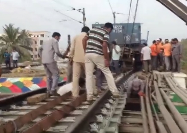 ভারী লোডিংয়ের কারণে অন্ধ্রে গার্ডারে ধাক্কা মালগাড়ির, ক্ষতিগ্রস্ত রেললাইন