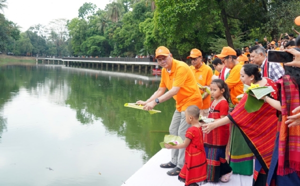 ফুলবিজু উৎসব উপলক্ষ্যে রমনার লেকে ফুল ভাসাচ্ছেন পার্বত্য উপদেষ্টা সুপ্রদীপ চাকমা