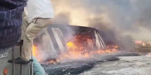 ভিলওয়ারায় কার্ডবোর্ডের ফ্যাক্টরিতে ভয়াবহ আগুন, ক্ষয়ক্ষতি প্রচুর