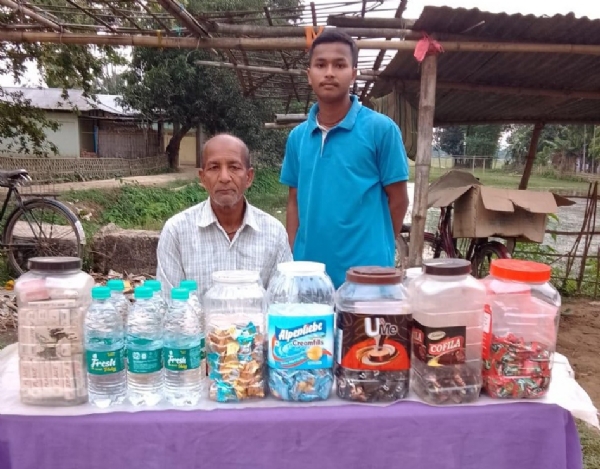সাপ্তাহিক হাটে বাবার সঙ্গে অনিক নাথ