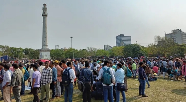 ওএমআর শিট হাতে বিক্ষোভ, নেতাজি ইন্ডোরের বাইরে ধুন্ধুমার