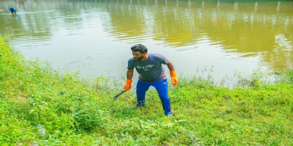 বিলোনিয়া থানার পুকুর সাফাইয়ে নামলেন জেলা শাসক