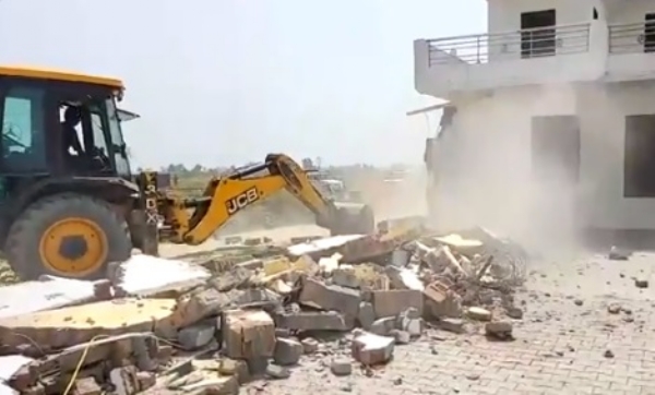 বুলডোজার দিয়ে গুঁড়িয়ে দেওয়া হল বাড়ি, ফিরোজপুরে উচ্ছেদ অভিযানে পুলিশ