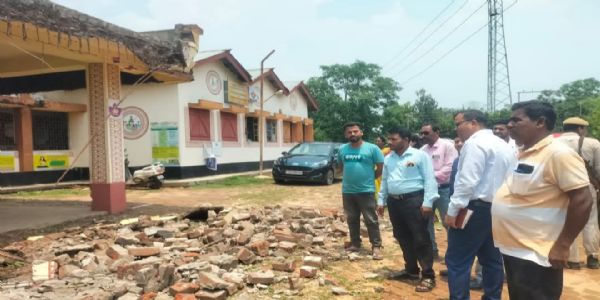 মোহনপুর মহকুমায় ঝড়ে ক্ষতিগ্রস্তদের সাহায্য দেওয়া হবে : জেলাশাসক