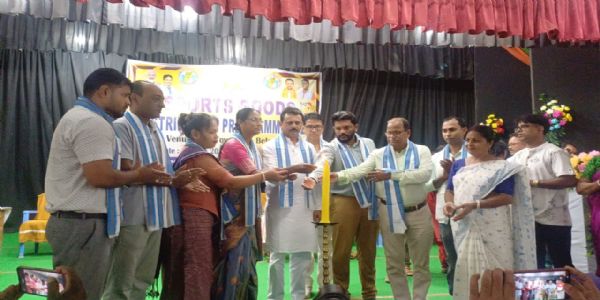 দক্ষিণ ত্রিপুরা জেলা পরিষদের উদ্যোগে ক্রীড়া সামগ্রী বিতরণ